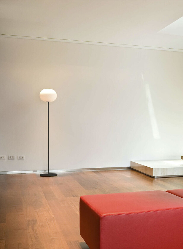 Glo-Ball F1 gulvlampe - sort