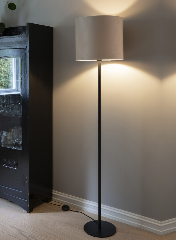 Saga gulvlampe rund - matt sort