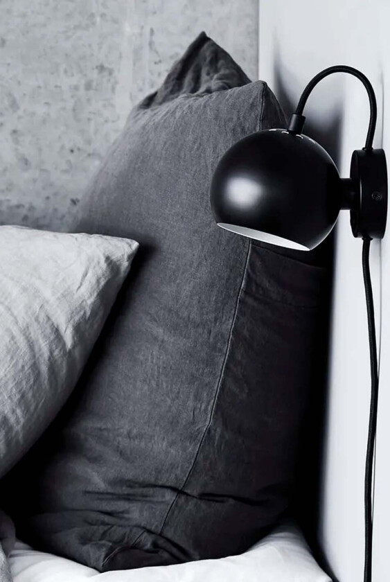 Ball vegglampe matt sort