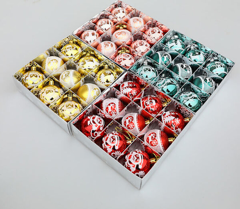 Glittermalte fargede ornamenter og hengende julekuler