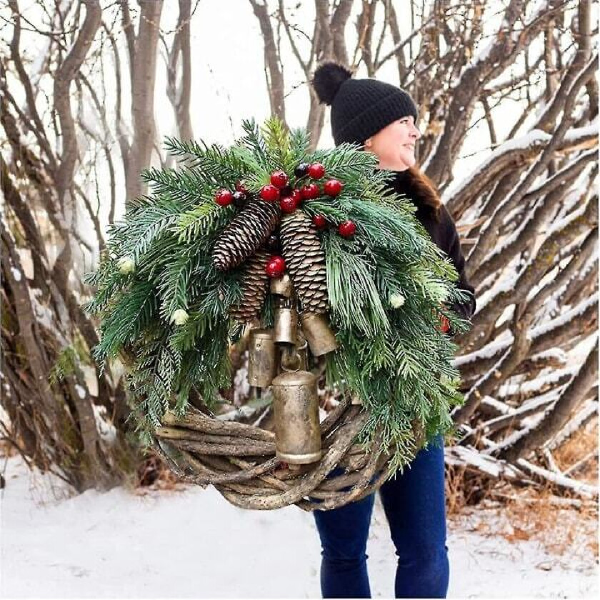 Rustik julekrans for inngangsdøren, 14 tommers rottingkrans for juledekorasjon, 2021 gyldne bjeller henger midt på døren vinterkrans