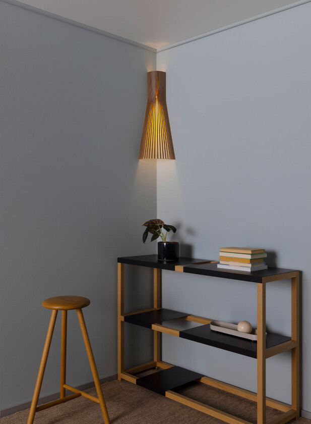 Secto hjørne 4236 vegglampe - valnøtt