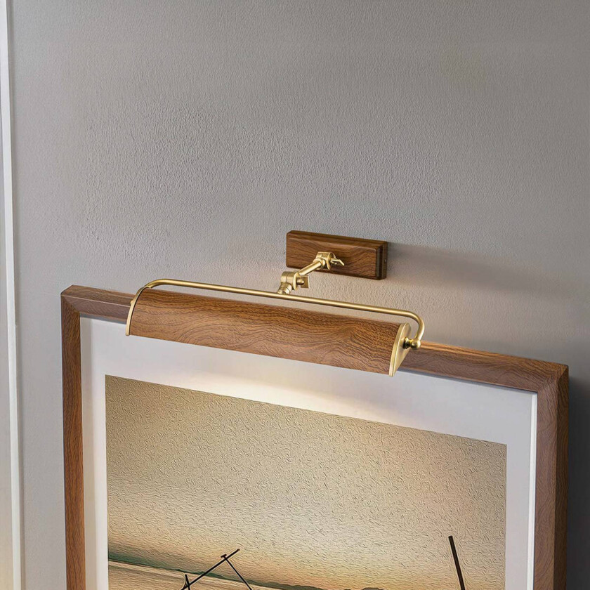 Winchfield vegglampe, bredde 45 cm, trefarget/messing