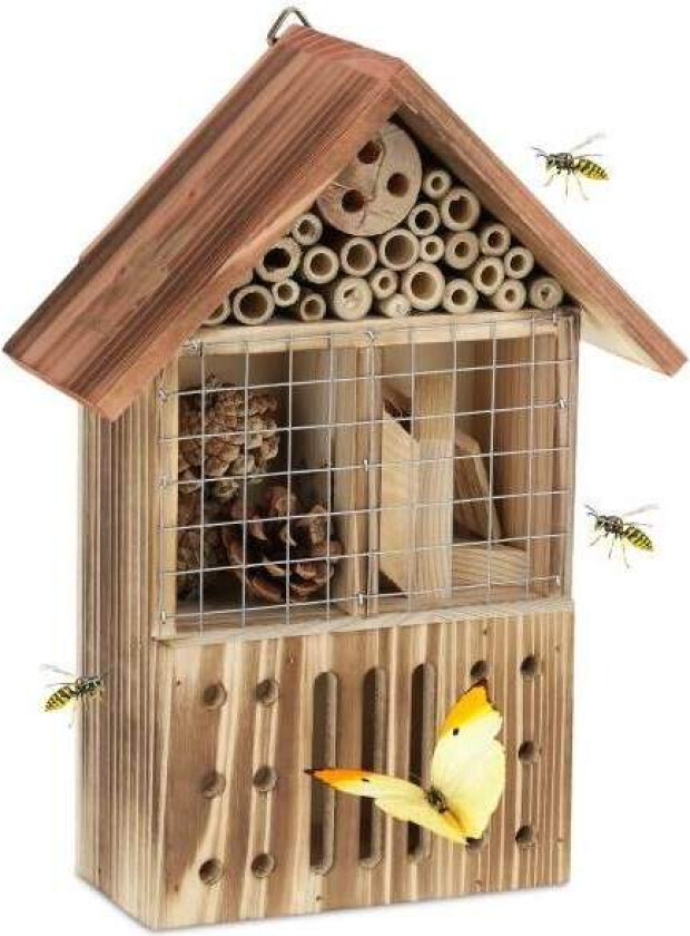 Insekthotell laget av gran