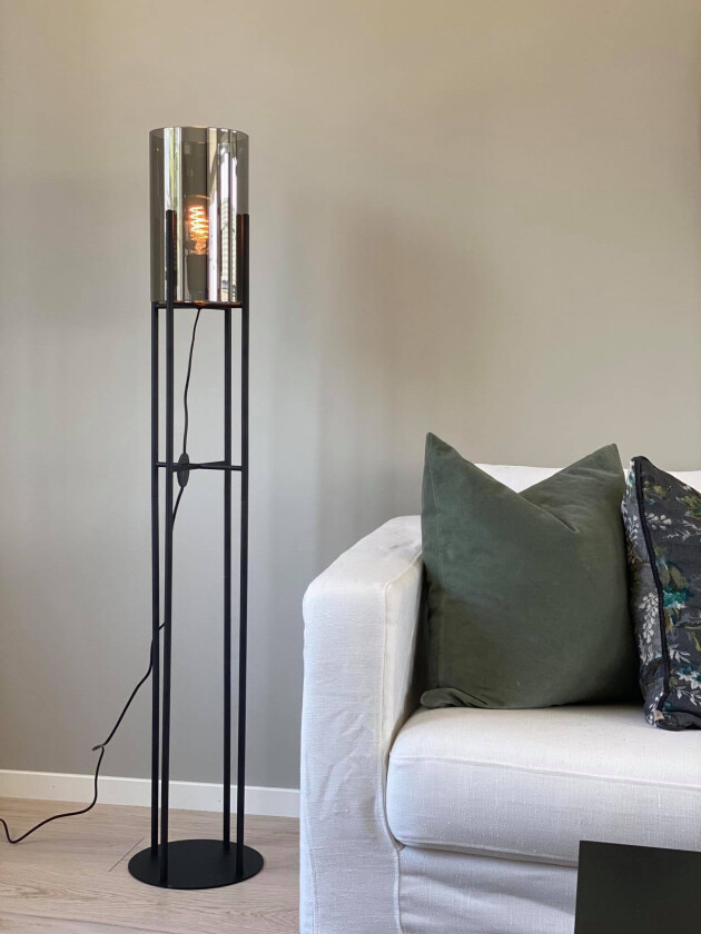 Glastonbury Gulvlampe Røykfarget Interiørlampe Lampehuset