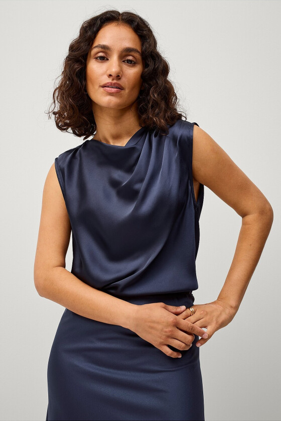 Ermeløs satengbluse med drapering - Blå