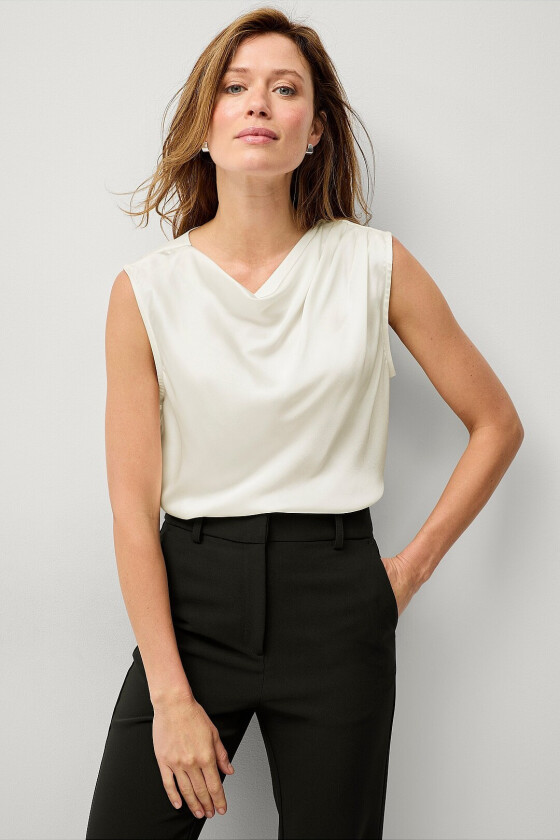 Ermeløs satengbluse med drapering - Natur