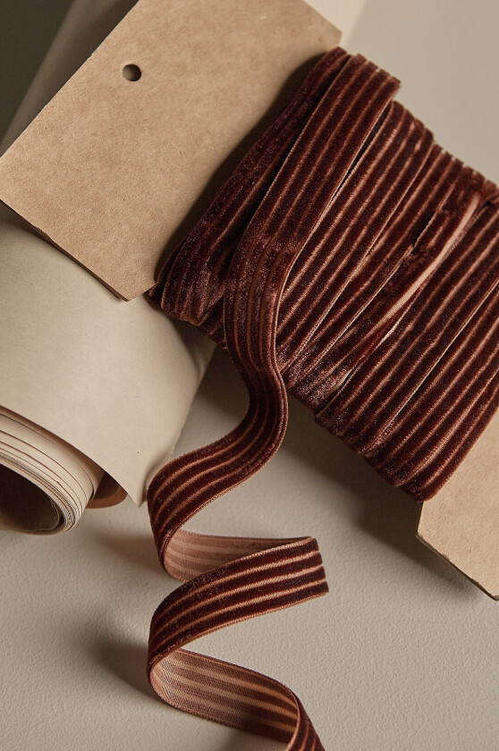Gavebånd Velvety Stripe i fløyel, 10 m - Brun
