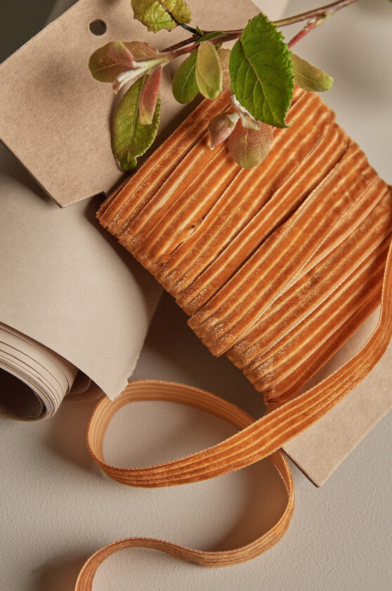 Gavebånd Velvety Stripe i fløyel, 10 m - Brun