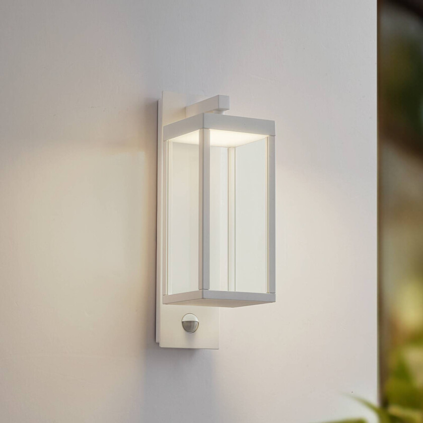 Lucande utendørs LED-vegglampe Ferdinand, hvit, sensor, 38 cm
