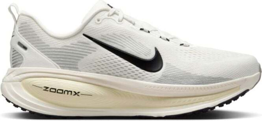 Vomero 18 Herre Summit White/Black/Coconut Milk 47