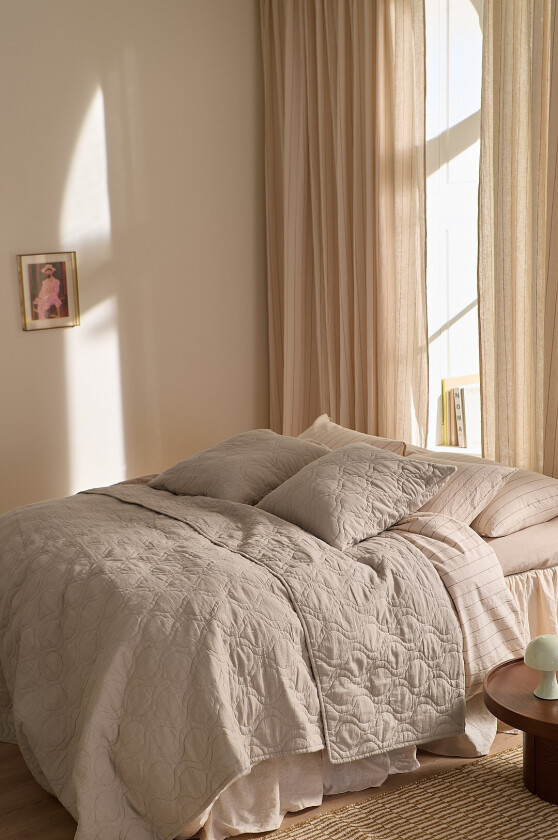 Sengeteppe Elly Quilted i resirkulert halvlinne - Beige