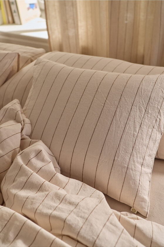 Putetrekk Elly Thin Stripe i resirkulert halvlinne - Brun