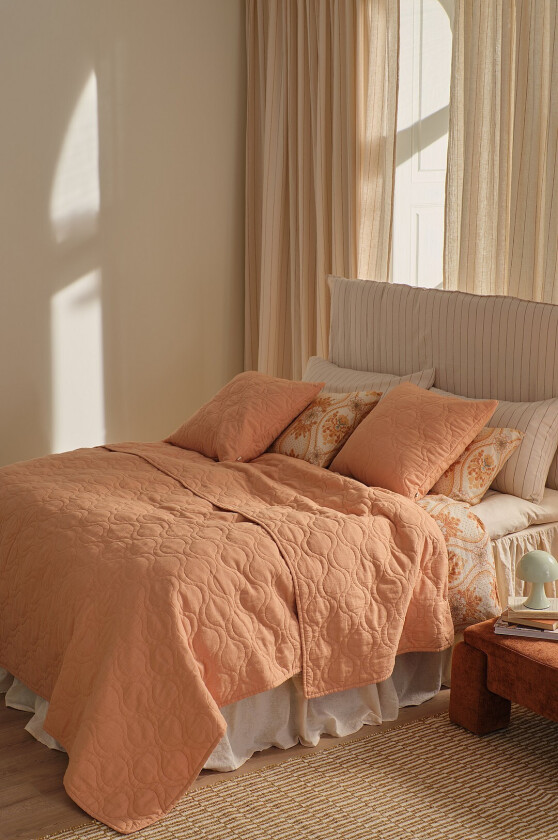 Sengeteppe Elly Quilted i resirkulert halvlinne - Rosa
