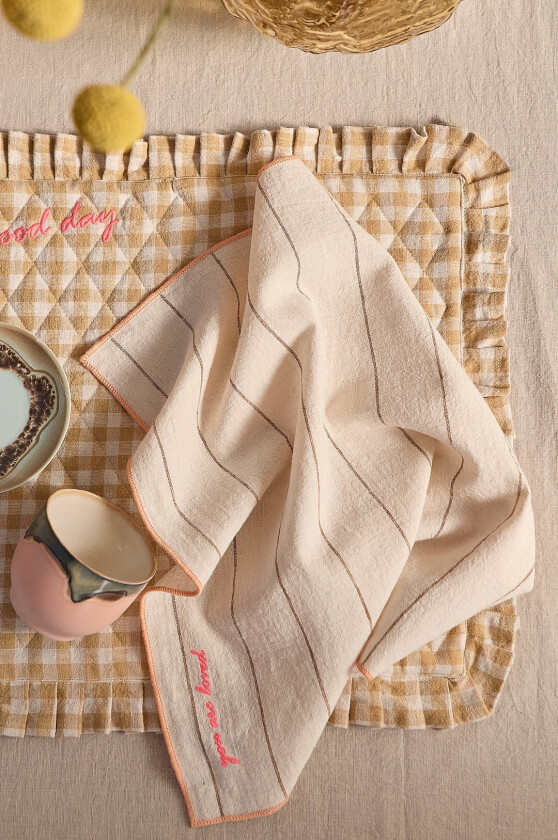 Servietter Elly Thin Stripe i resirkulert halvlinne 4-pakning - Brun
