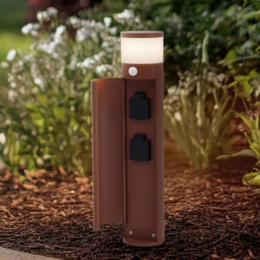 Lucande Corban sokkellampe, rust, dør, 2 stikkontakter, sensor