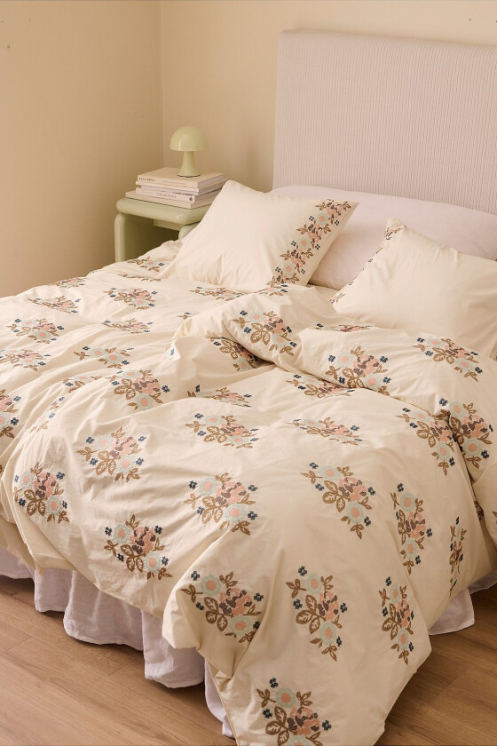 Sengesett Avery Cross Stitch i bomullspercale - Hvit