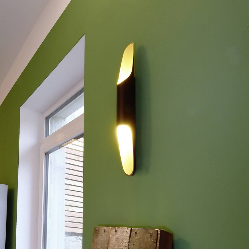 Apodis LED-vegglampe, svart/gull, høyde 50 cm, metall dimbar