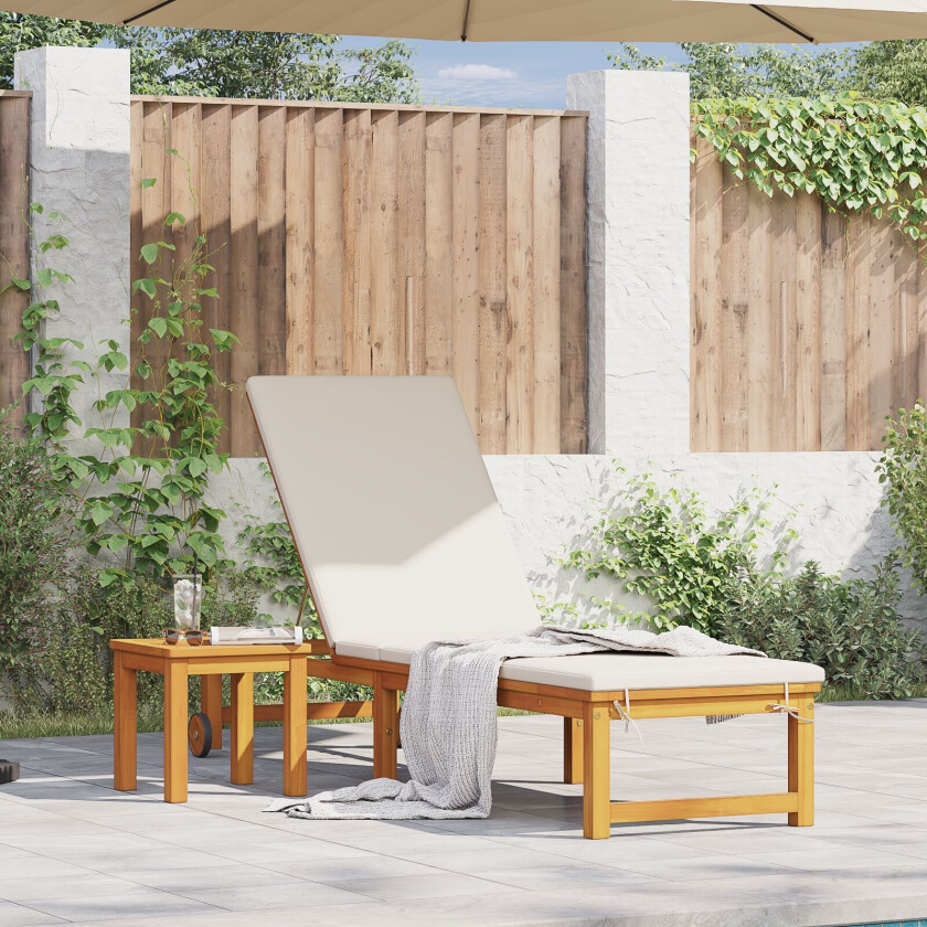 solstol med bord og pute i solid akasietre, solstol med kremputer i solid akasietre, hage sidebord 35x35x34 cm i solid akasietre