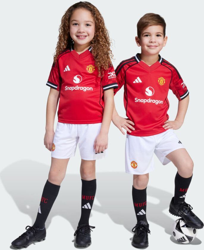 Bilde av Manchester United Hjemmedrakt 2025/26 Mini-kit Barn - adidas, størrelse 116cm