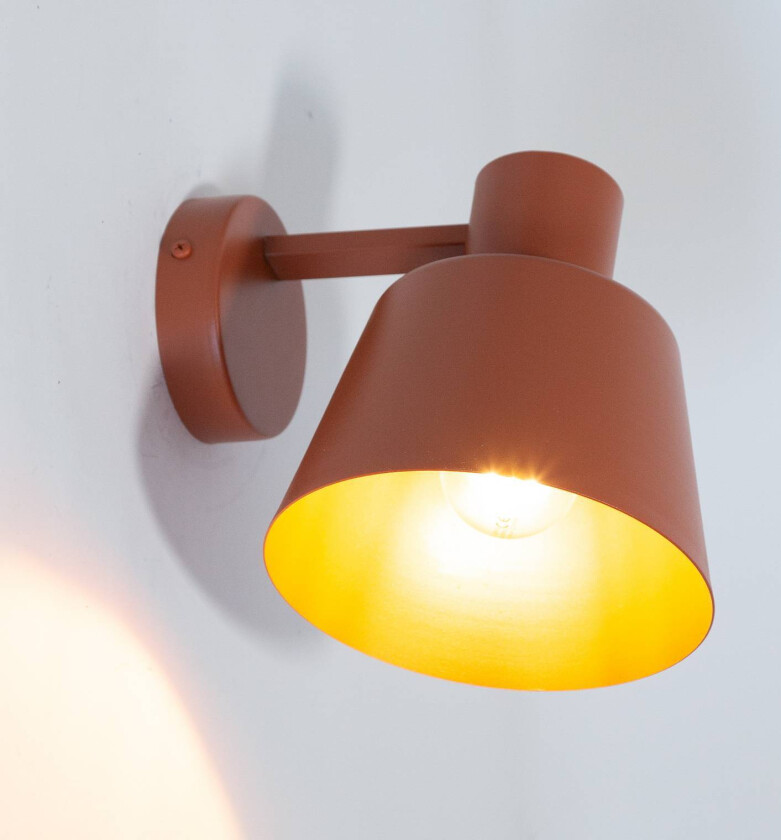 Vegglampe Dunka, teglrød, 1 lyskilde, stål, høyde 17 cm