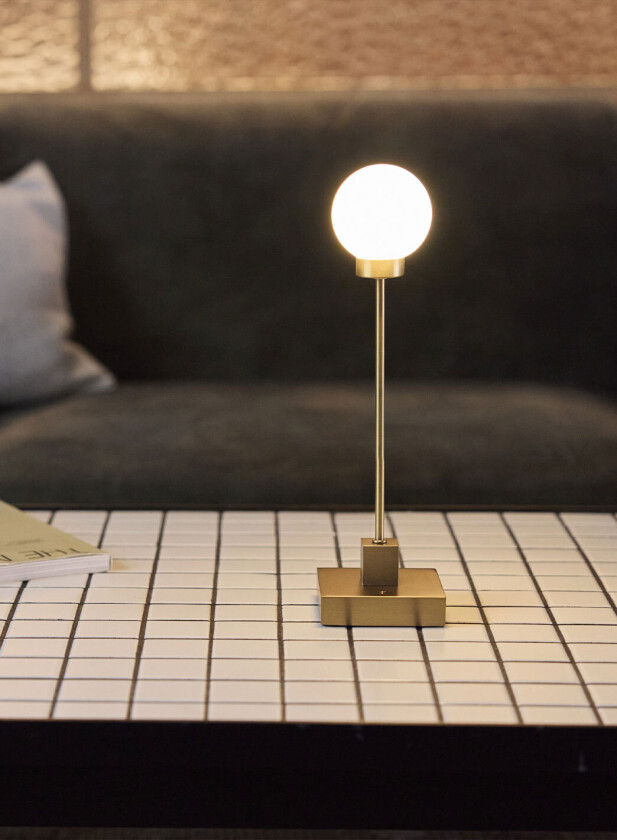 Snowball oppladbar bordlampe H33 - messing