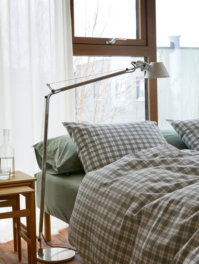 Kyrre sengesett dempet grønn