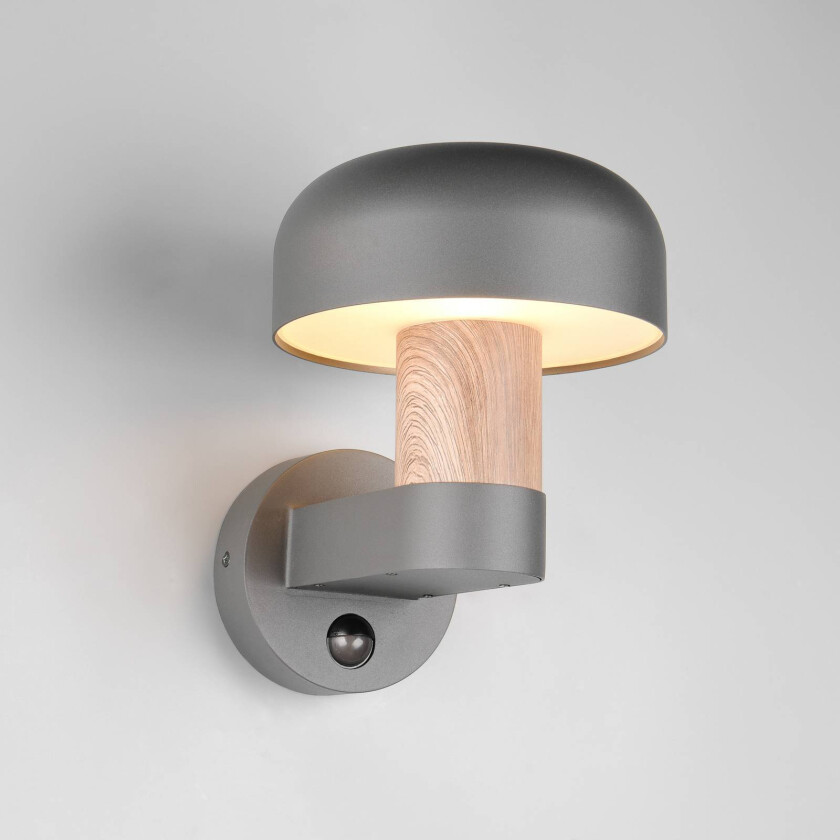 Utendørs vegglampe Fraser Sensor, grå/trelook, aluminium IP54 E27