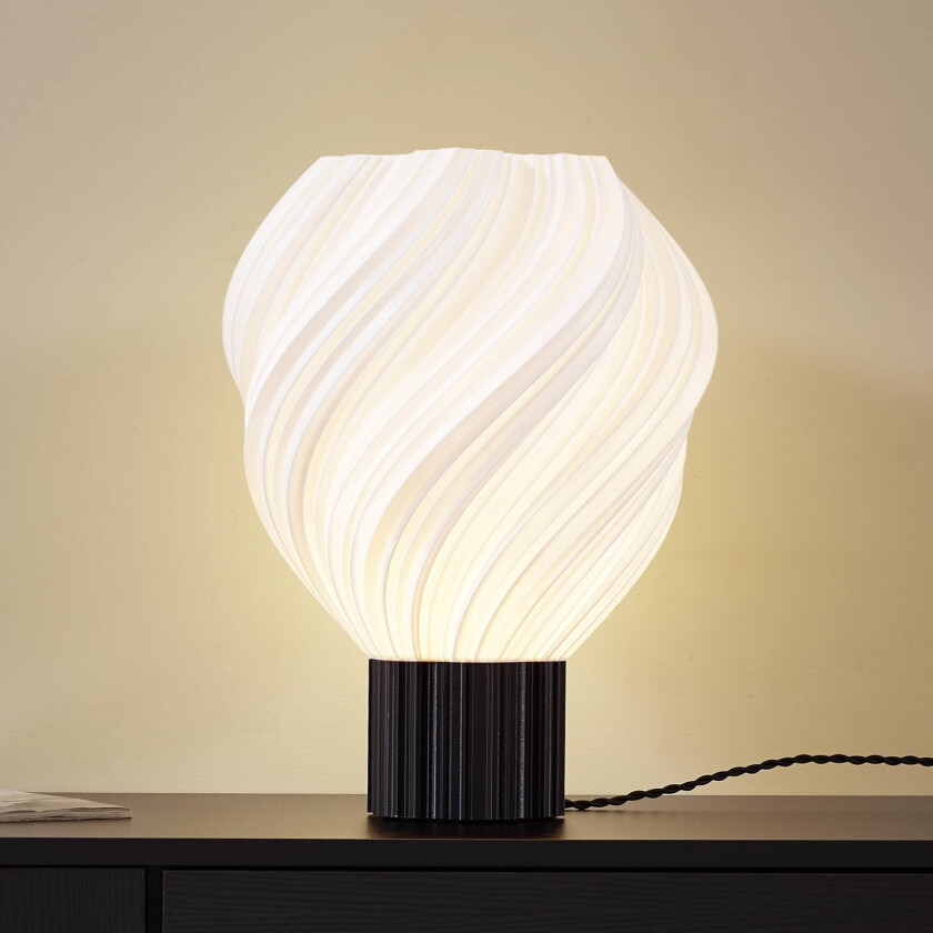 Lindby bordlampe Nuvia, høyde 39,1 cm, hvit, dreid