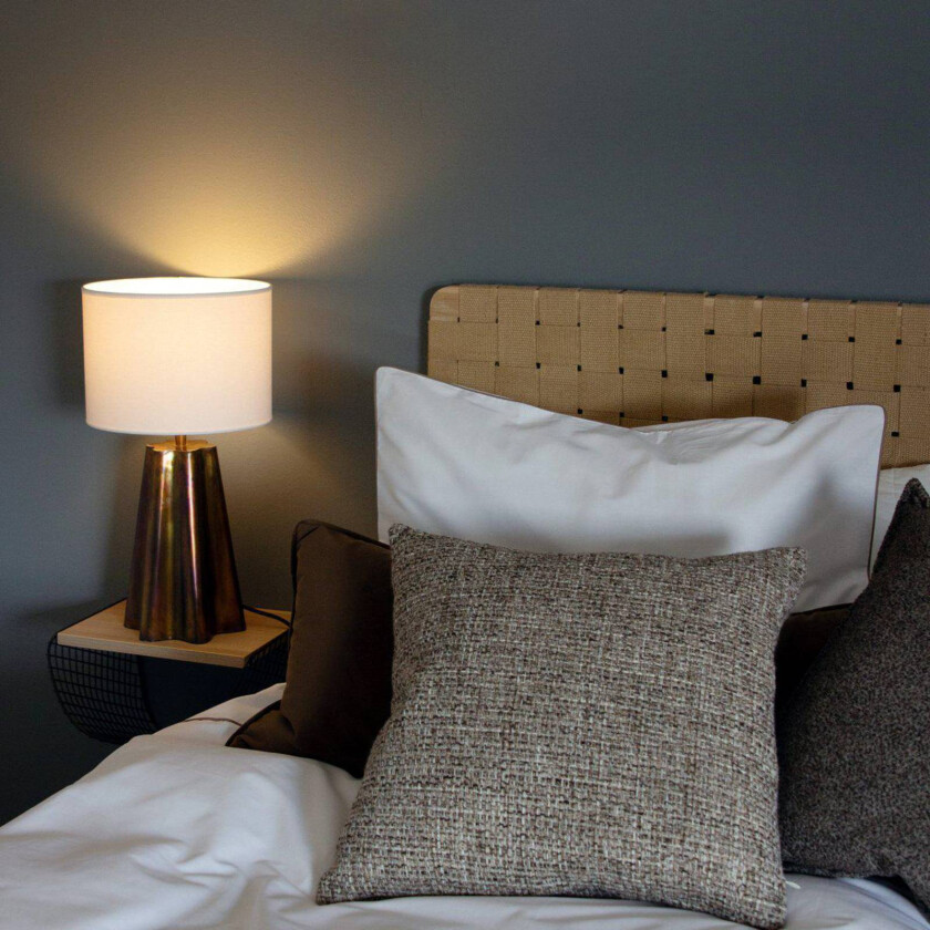 Bordlampe Aira, høyde 50 cm, messingfarget/hvit