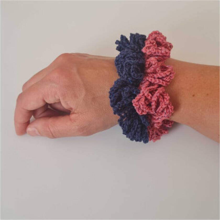 Ida Flower Scrunchie av Rito Krea - Hekleoppskrift på scrunchie