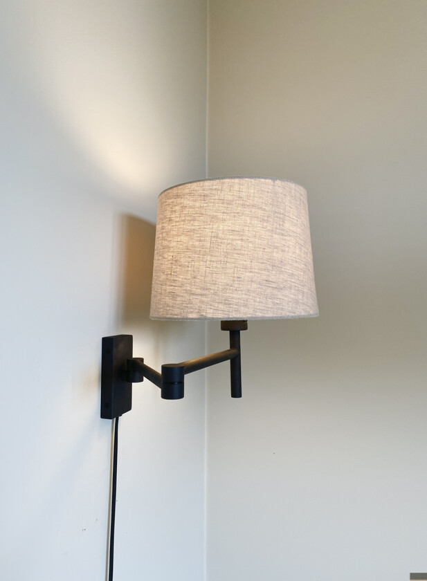 Sara swing vegglampe - sort