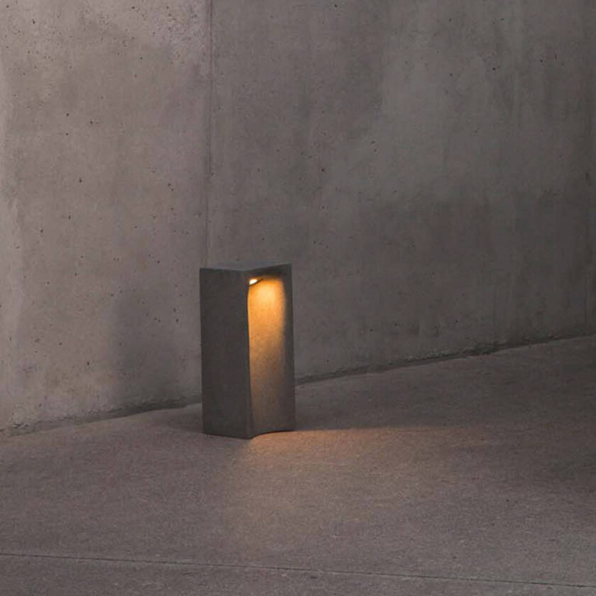 LED-sokkellampe Grot, 2700K, grå, betong, IP55, høyde 40 cm