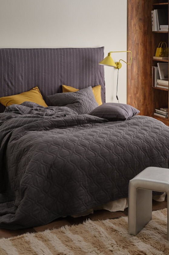 Sengeteppe Elly Quilted i resirkulert halvlinne - Grå