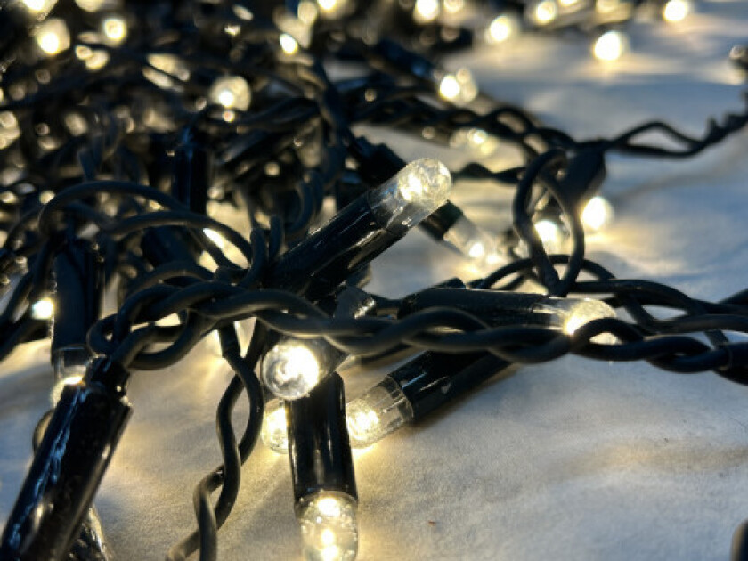 8 stk STOR PÆRE 100 LED IP44 uten transformator. Kan koble til 1000 LED-lys