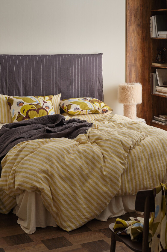 Sengesett Elly Classic Stripe i resirkulert halvlinne 2 eller 3 stykker - Gul