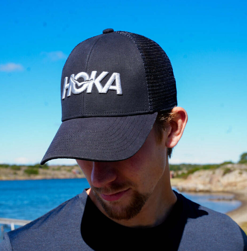 U HOKA CORE LOGO TRUCKER Black