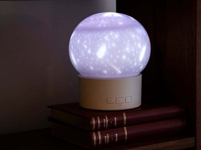 Nattlampe med projektoreffekt og høyttalere