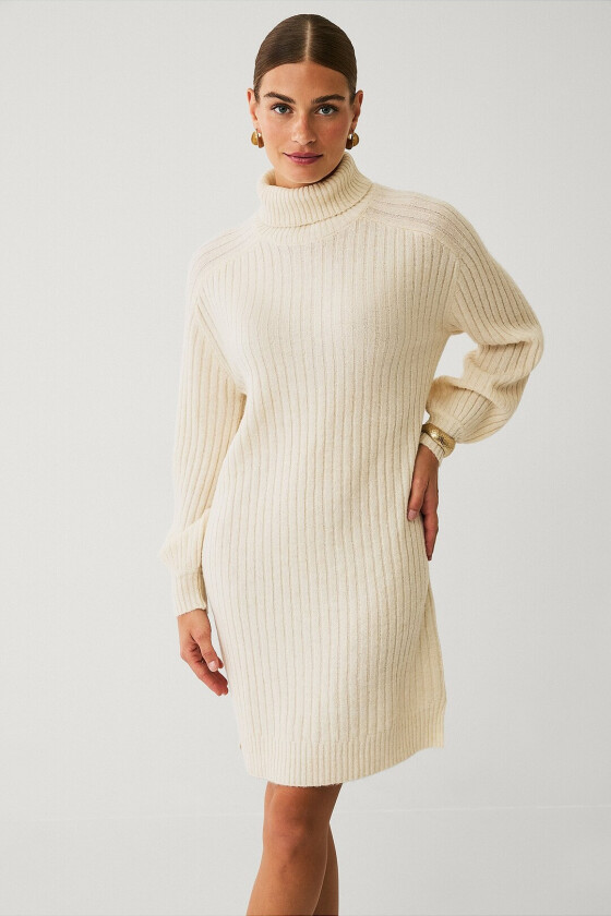 Ribbestrikket kjole med polokrage - Beige