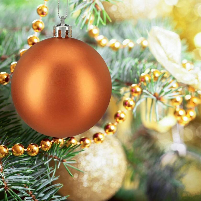 Sett med dekorative juletrekugler – matt, skinnende og glitrende