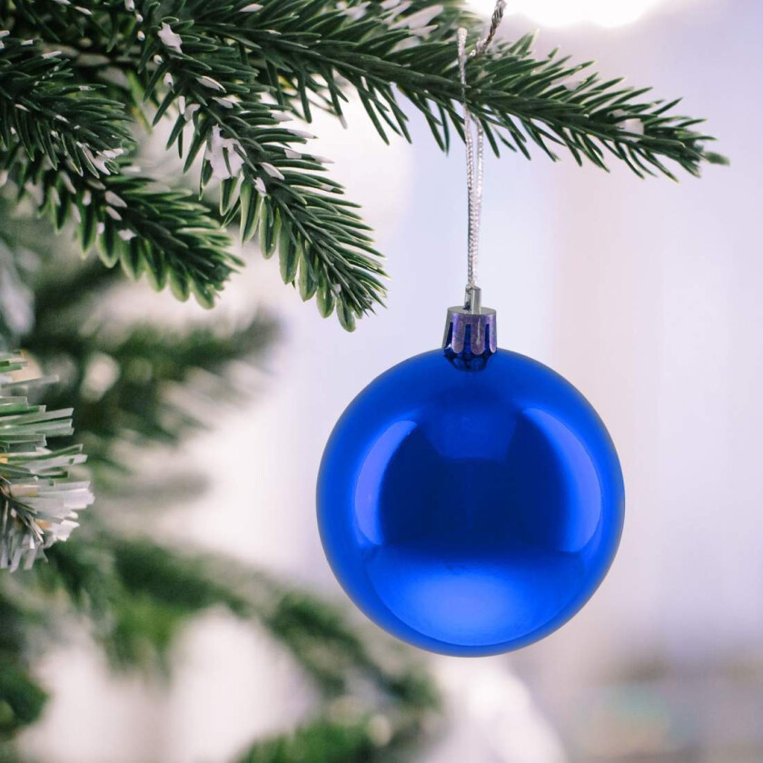 Sett med juletrekugler – 100 skinnende ornamenter med bånd