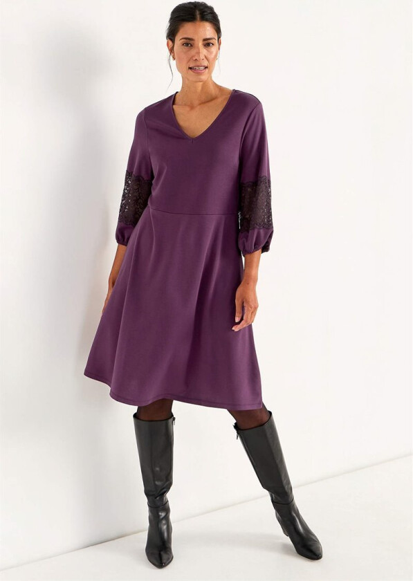 Viskosekjole med blondedetaljer