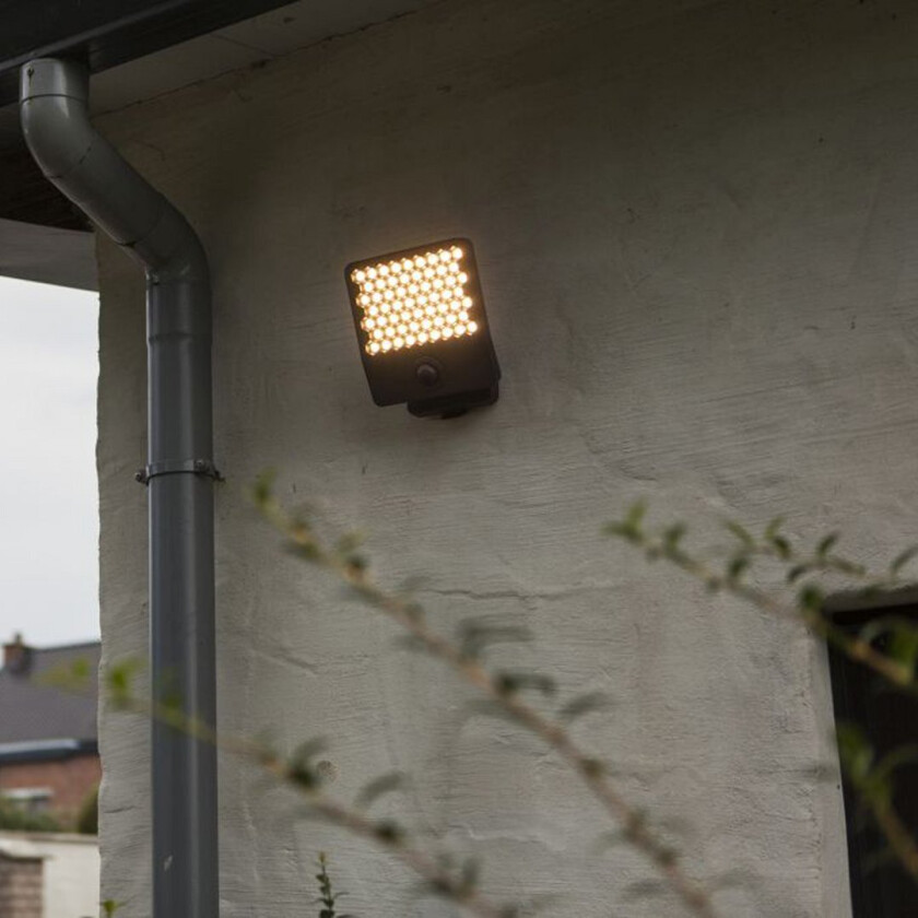 LUTEC ATLANTIS MEDIUM LED VEGGLAMPE 1 LYS PIR MØRKEGRÅ 3000K