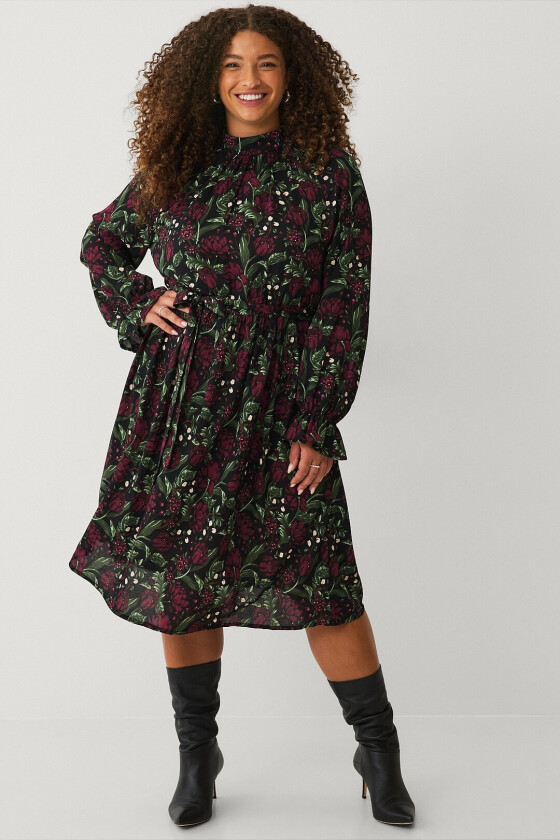 Kjole i chiffon med volang - Rosa