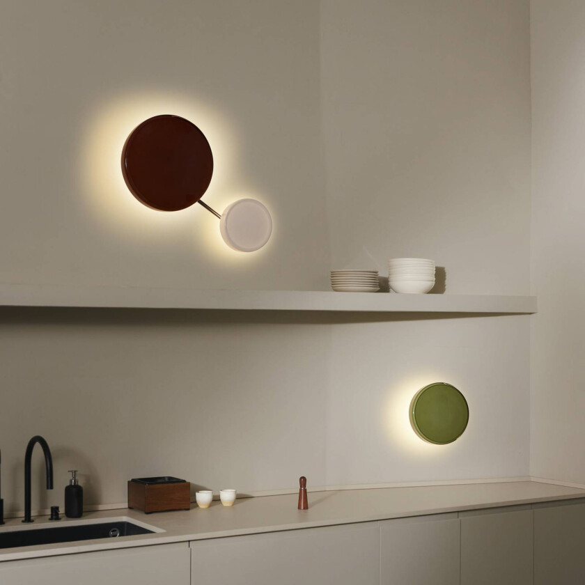 LED-vegglampe Caramel, opal, Ø 22 cm, TRIAC, glass