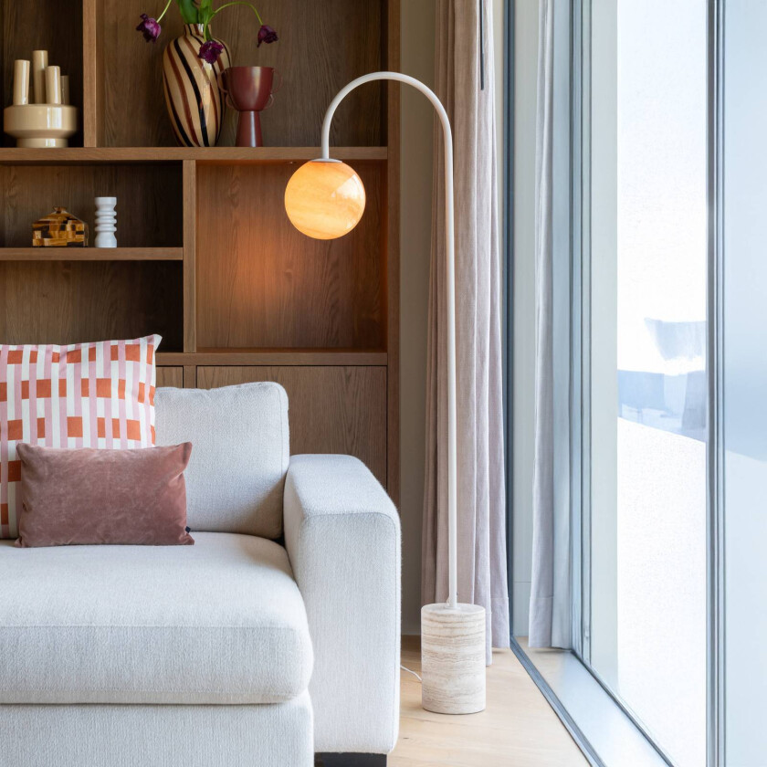 IT'S ABOUT ROMI Bueformet lampe Tivoli, sandfarget, høyde 163 cm