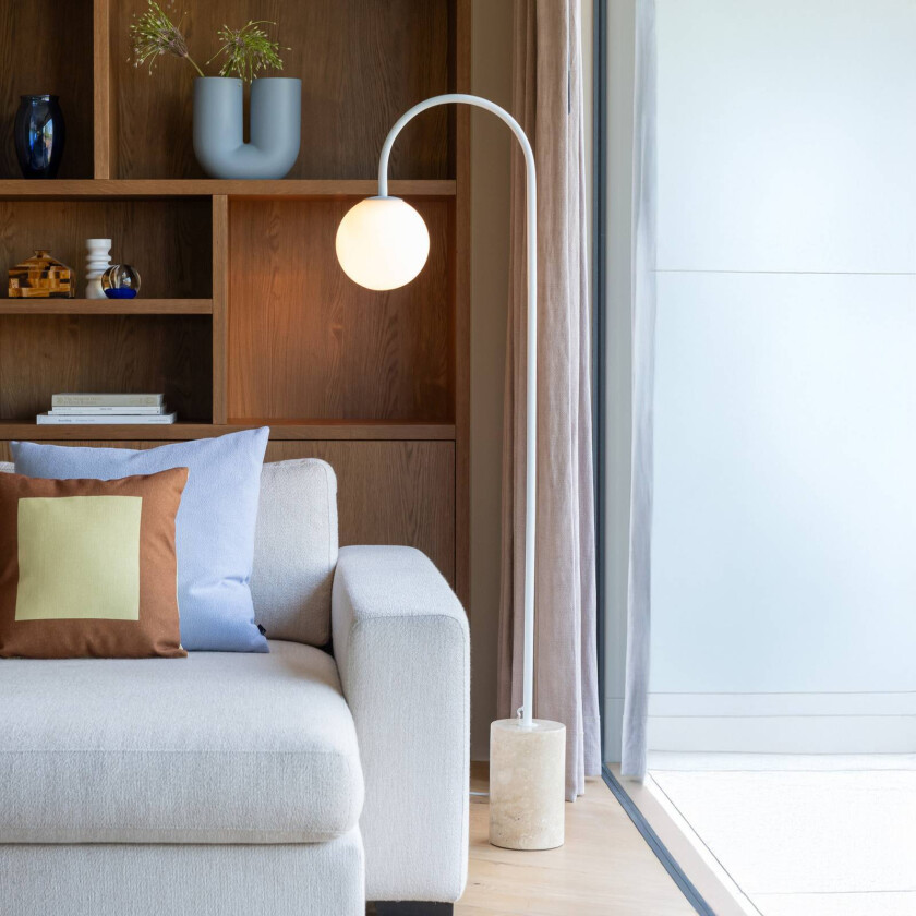 IT'S ABOUT ROMI Bueformet lampe Tivoli, hvit, høyde 163 cm