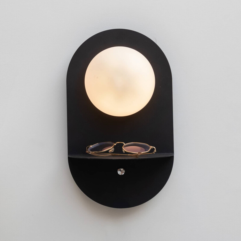 IT'S ABOUT ROMI Vegglampe Tokyo, svart, stikkontakt, hyller