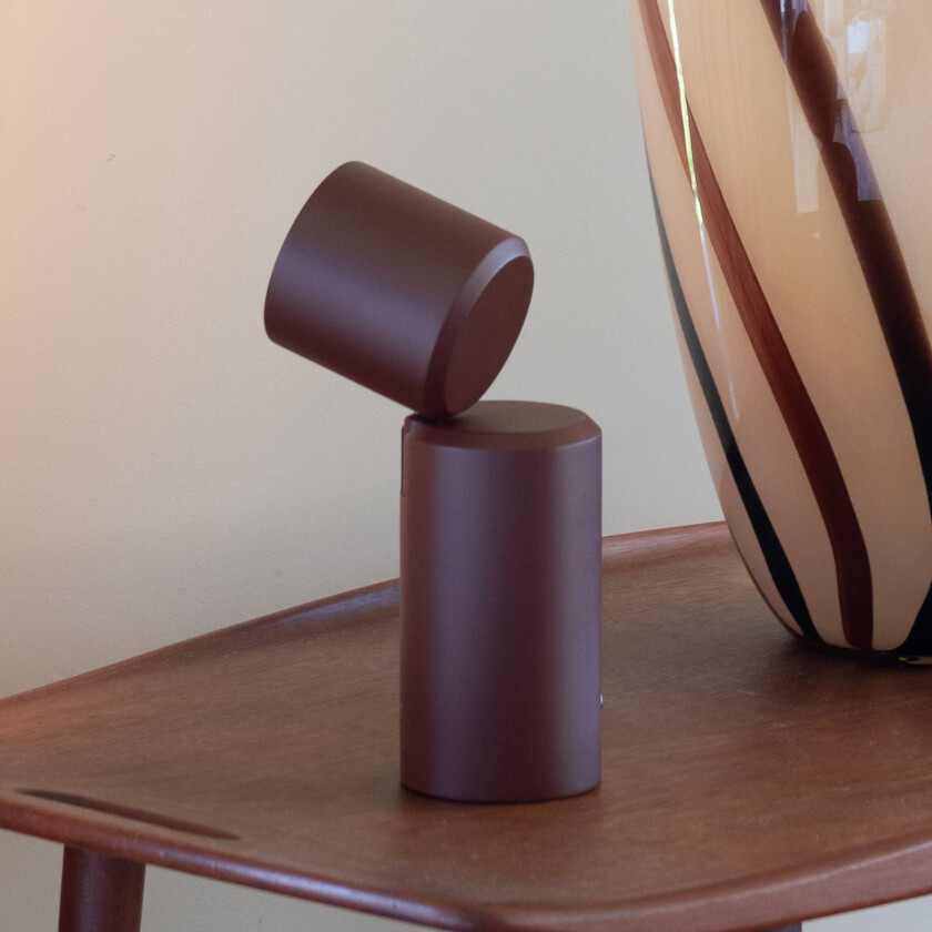 IT'S ABOUT ROMI LED-bordlampe Milan, mørkerød, 19 cm