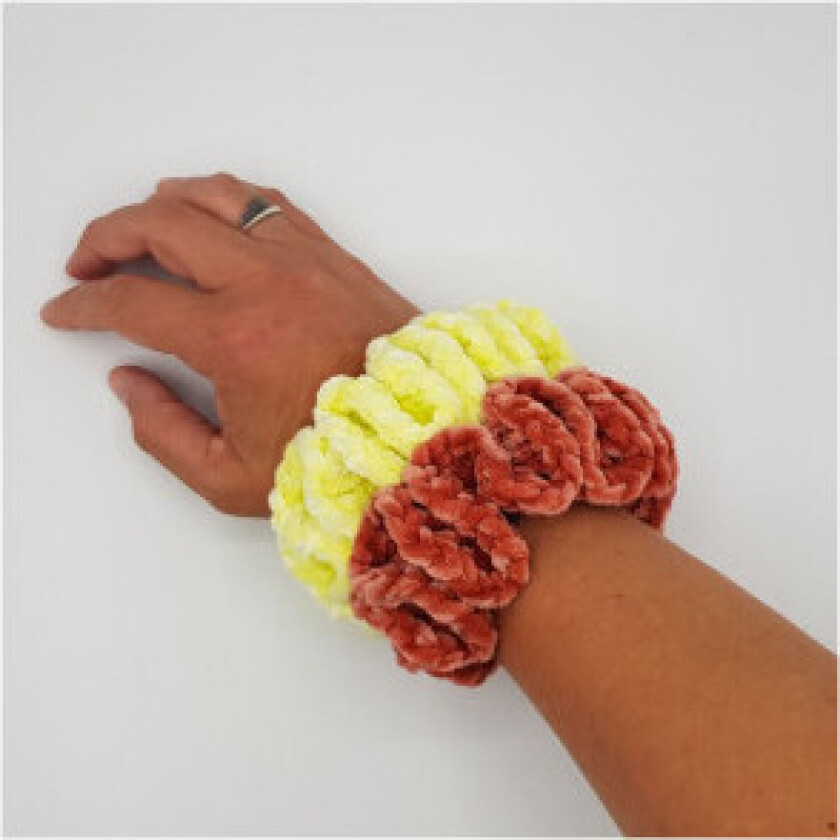 Â Ida's Scrunchie Velour av Rito Krea - Scrunchie Hekleoppskrift - Ida's Scrunchie Velour af Rito Krea - Scrunchie Hækleopskrift - 5 stk